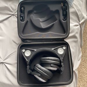 Black light up headphones